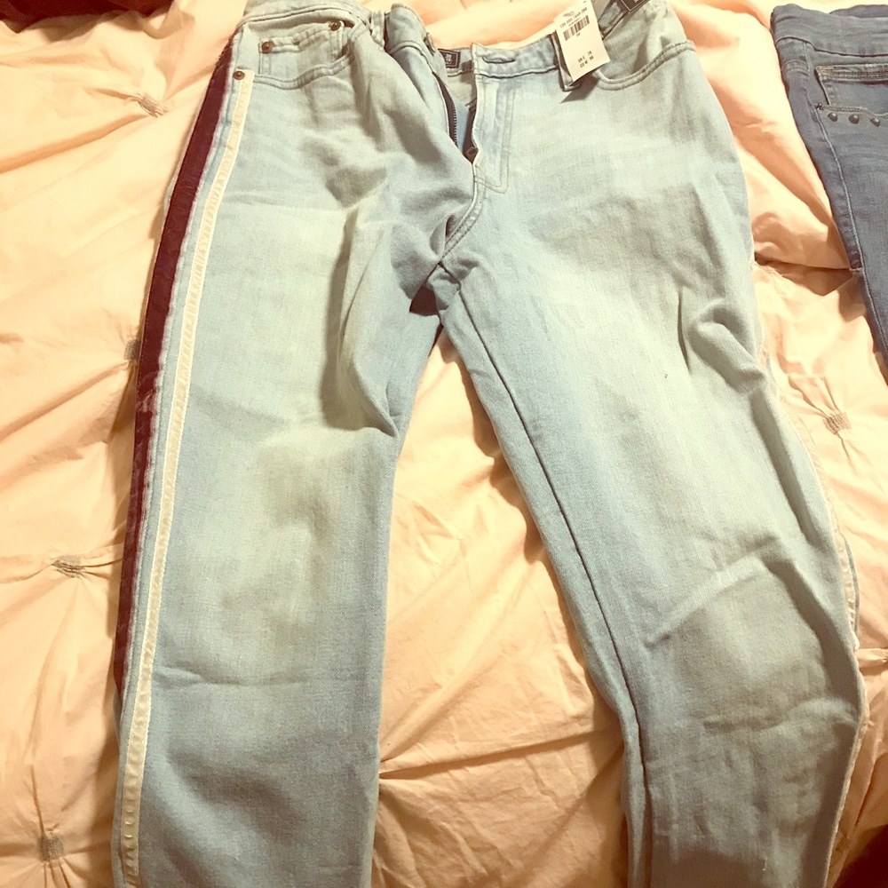NWT Abercrombie crop jean with side piping